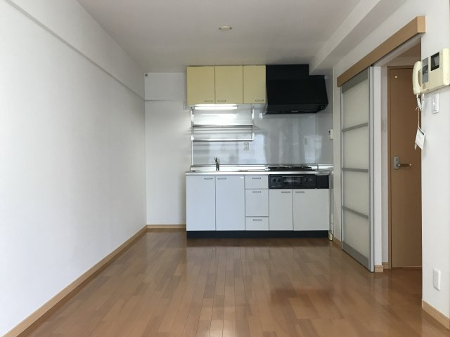 エグゼ八木北の居間・リビング|3口ガスコンロ付きシステムキッチン