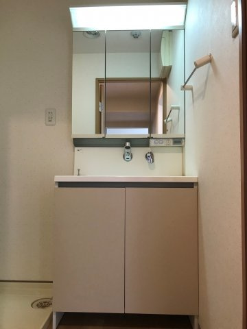 エグゼ八木北の洗面所|大きな鏡付きの洗面化粧台