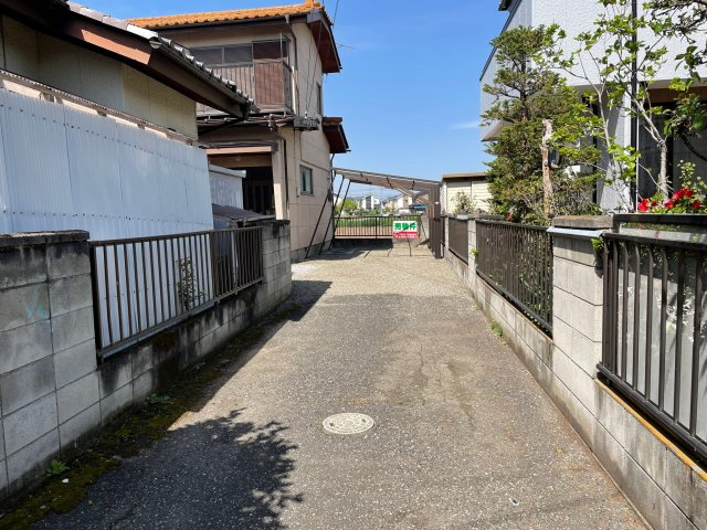 藤岡市藤岡　中古一戸建て⑦の前面道路含む現地写真