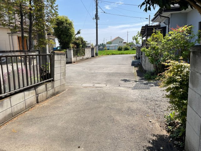 藤岡市藤岡　中古一戸建て⑦の前面道路含む現地写真