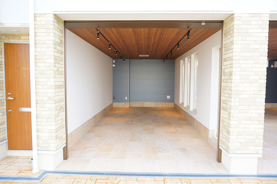【ガレージハウス】木更津 THE Resortの玄関