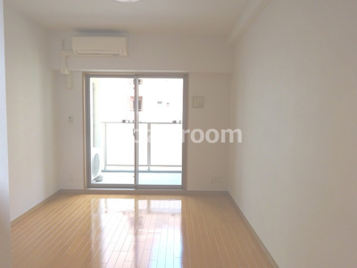 【居間・リビング】 | パークフラッツ江坂 | ゆったり過ごせるリビングです（現況と異なる場合は、現況を優先します。）