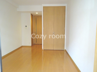 【居間・リビング】 | パークフラッツ江坂 | 使いやすい居間は、洋室約9.2帖と広めです。（現況と異なる場合は、現況を優先します。）