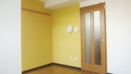 サンイング西船の居間・リビング|壁紙が１部分変わっています。