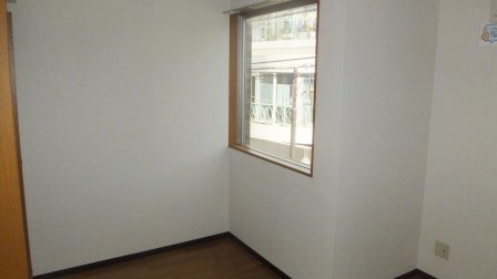 サンイング西船の居間・リビング|窓がありますが、空かない窓です。