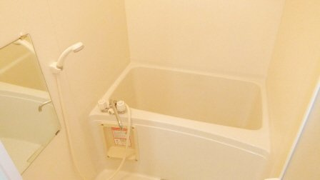 サンイング西船の浴室|鏡が付いていてキレイです。