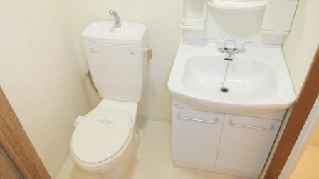 サンイング西船のトイレ|独立洗面台及び脱衣所としても使えます