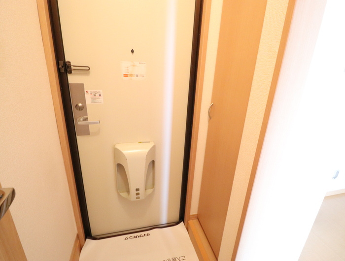 クローバーハイツの玄関