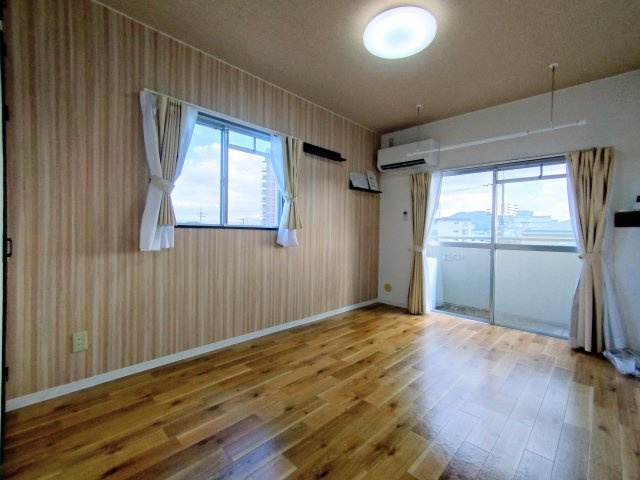 ロイヤルコーポ北中島の洋室