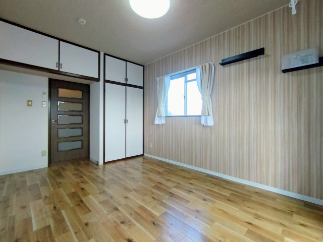 ロイヤルコーポ北中島の洋室