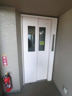 【その他共用部分】 | お買い物時やベビーカーの出し入れに便利なエレベーター付です。