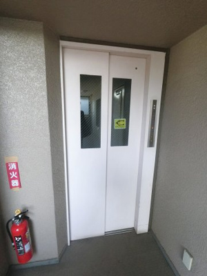 【その他共用部分】 | セザール梶ヶ谷 | お買い物時やベビーカーの出し入れに便利なエレベーター付です。