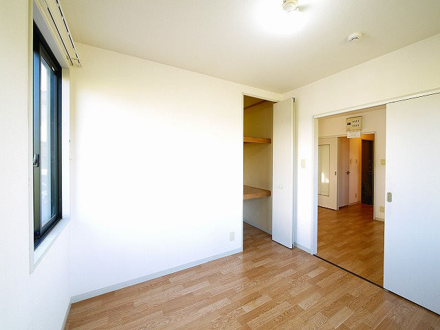 ジョイコートＢの洋室|落ち着いた色調の洋室です