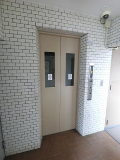 【その他共用部分】 | お買い物時やベビーカーの出し入れに便利なエレベーター付です。