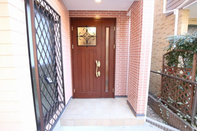 【外観】 | 荒川3丁目貸家 | 荒川3丁目貸家　閑静な住宅地に佇む戸建て物件。
三河島駅から徒歩5分・新三河島駅から徒歩11分・町屋駅から徒歩15分で複数路線を利用できます。
駐車スペースと自転車置き場があります。