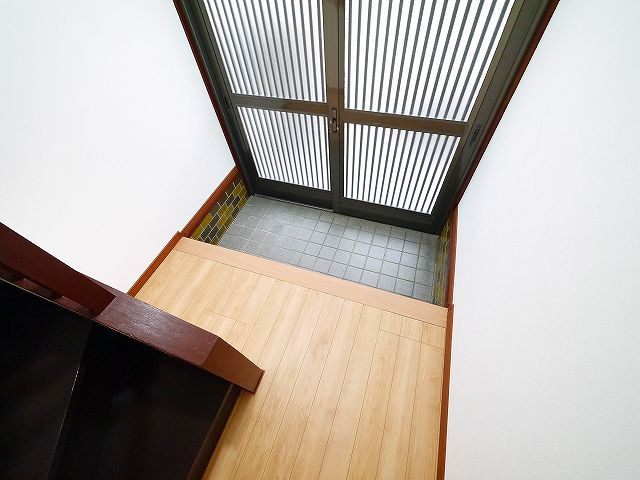 神殿町テラスハウスの玄関|収納もある玄関です