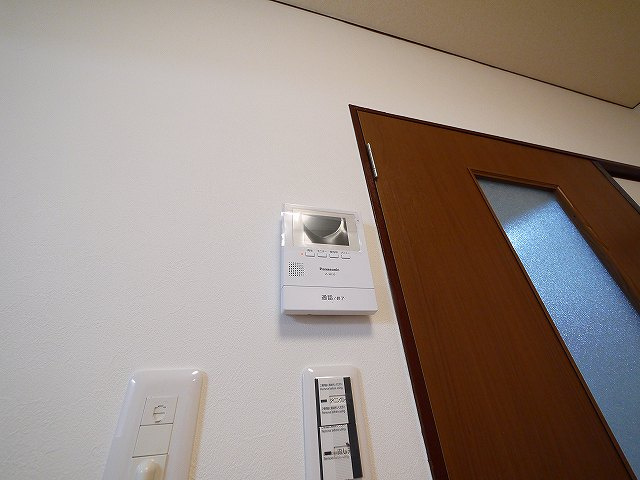 神殿町テラスハウスのセキュリティ|お顔が見えるモニター付きインターホンもございます。