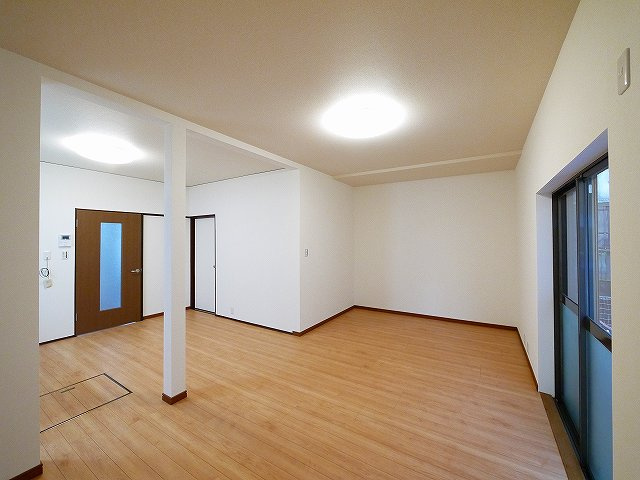 神殿町テラスハウスの居間・リビング|ゆったり過ごせるリビングです