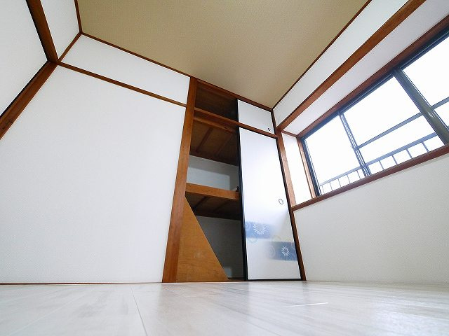 神殿町テラスハウスの収納|便利な収納スペースです