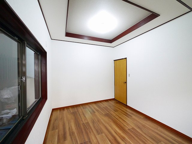 神殿町テラスハウスの洋室|落ち着いた色調の洋室です