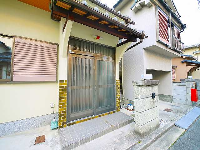 神殿町テラスハウスの玄関|玄関前スペース