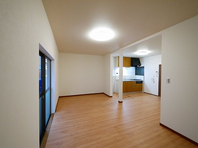 神殿町テラスハウスの居間・リビング|使いやすいリビングです