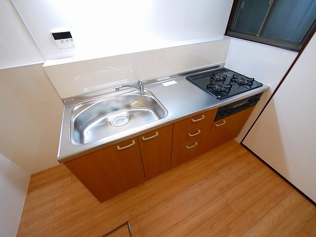 神殿町テラスハウスのキッチン|３口コンロのシステムキッチンです