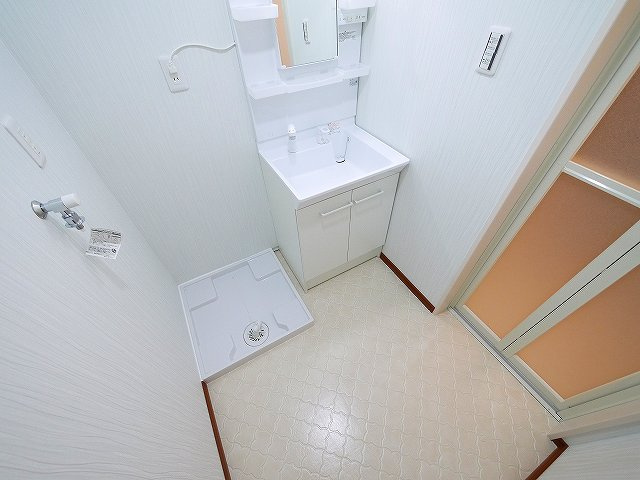 神殿町テラスハウスの洗面所|脱衣スペースもあります