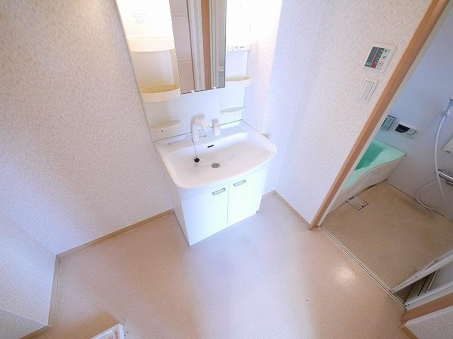 エクセレント天理の洗面所|朝の身支度には欠かせない独立洗面化粧台