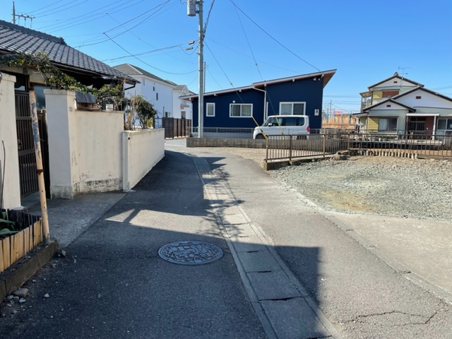 藤岡市藤岡第8（全1棟）1号棟の前面道路含む現地写真