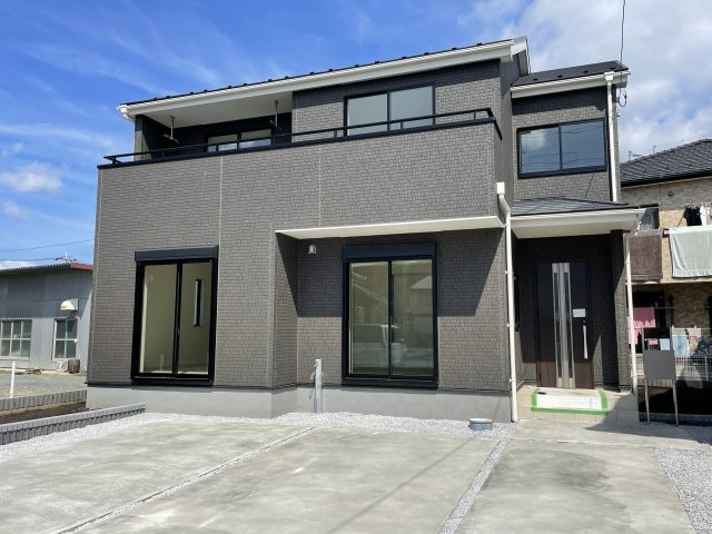 藤岡市藤岡第8（全1棟）1号棟の外観|ナチュラルで飽きの来ないデザインは流行に左右されない家の形です。外構も綺麗に仕上がっています(^▽^)/