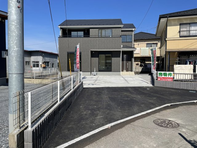 藤岡市藤岡第8（全1棟）1号棟の駐車場|落ち着いた雰囲気の外観です