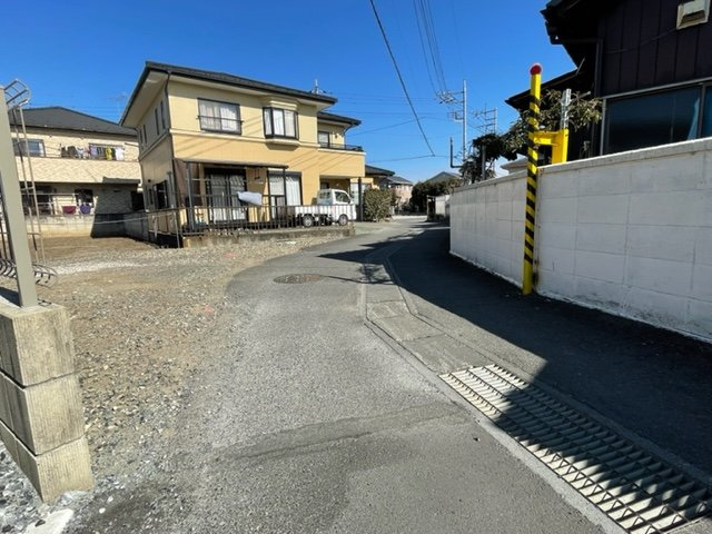 藤岡市藤岡第8（全1棟）1号棟の前面道路含む現地写真