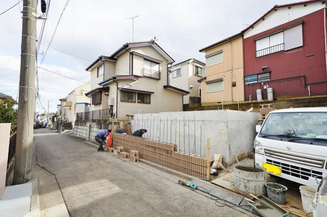 2階リビングに開放感ある吹き抜けのあるお住まい♪の前面道路含む現地写真|北東側が道路に面しています。