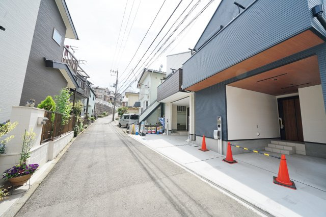 三ッ沢上町駅徒歩１０分！勾配天井のLDK♪神奈川区神大寺３丁目　全２棟新築戸建ての前面道路含む現地写真|接道間口約5.1m。開放感良好です。