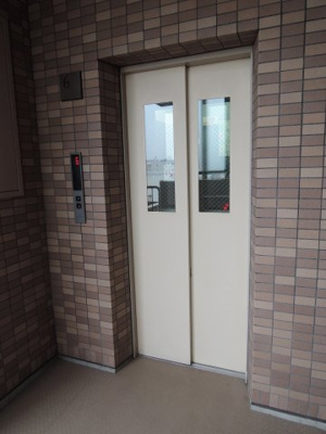 【その他共用部分】 | 横浜蒔田ローヤルコーポ | お買い物時やベビーカーの出し入れに便利なエレベーター付です。