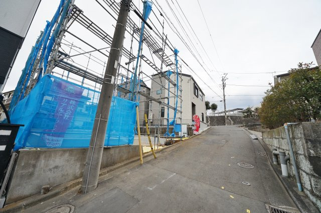ＬＤＫ１８帖以上の大型４ＬＤＫ♪神奈川区菅田町　全２棟新築戸建ての前面道路含む現地写真|前面道路幅員約4.5m。車庫入れもスムーズに行えそうです。
