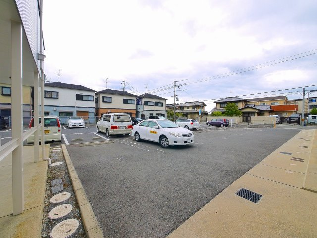 パレスナップの駐車場|駐車場があるので、車を買う予定の方も安心です
