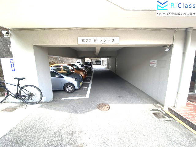 春日野マンションの駐車場|車をお持ちの方に嬉しい駐車場付きの物件です