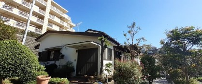 売地(鶴見区岸谷3丁目）の外観|売地　土地面積　385㎡（116.46坪）古家付き　京浜急行線「生麦」駅徒歩14分　落ち着きのある住宅地　高台立地により陽当り・眺望・通風良好　