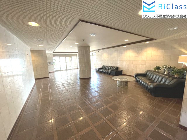 ファミール青谷のエントランス|建物の内部です