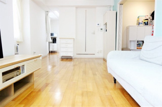 【外観】 | 清潔感あるホワイト調のクロスと温もり溢れるモダンカラーの床材が見事に調和した本邸宅は、毎日の生活を少しでも快適に過ごして頂ける様に落ち着いた雰囲気作りから行っています。