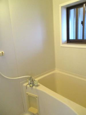 【浴室】 | 第６大芳荘 | 窓付きの浴室で換気も出来ますよ。