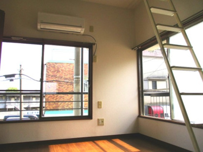 【居間・リビング】 | 第６大芳荘 | ロフト付きで天井高く開放的です。（2面採光ではありません）