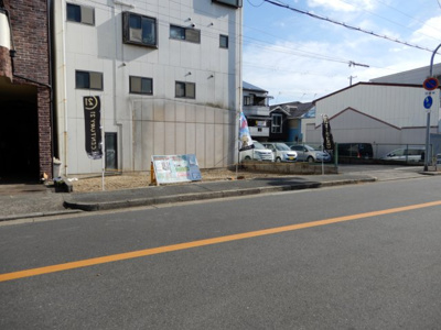 【前面道路含む現地写真】 | ケーズグランデ　今津北5丁目 | 南側は、現在駐車場となっており、南向きの採光を確保できます♪