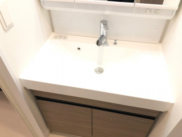ファーストフィオーレ本町イーストⅡ　BRAVI不動産の洗面所|【ファーストフィオーレ本町イーストⅡ】ゆったりとスペースのある洗面所