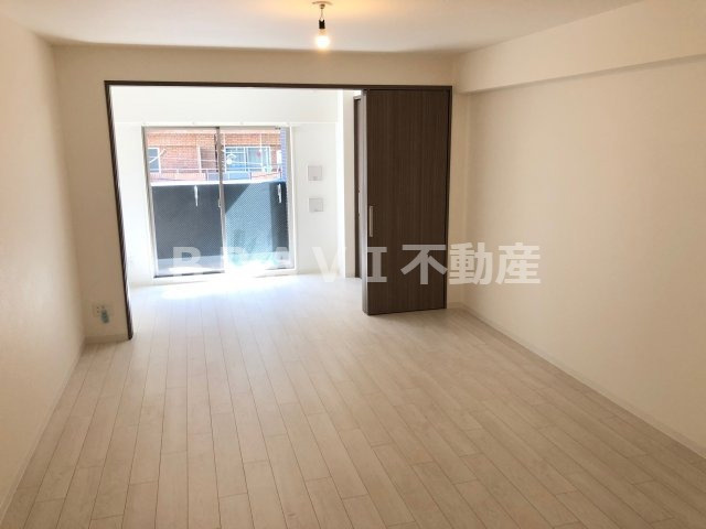 ファーストフィオーレ本町イーストⅡ　BRAVI不動産の居間・リビング|【ファーストフィオーレ本町イーストⅡ】リビングです