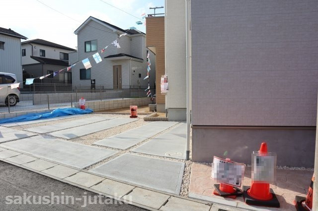 大和田新田　新築戸建の駐車場|カースペース２台（車種によります。）