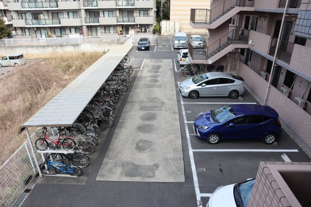 ペルル幕張弐番館の駐車場|駐車場：空き無し、使用料月額8,500円
バイク置場：空き無し　使用料月額400円　自転車置場：空有り　使用料月額200円～400円