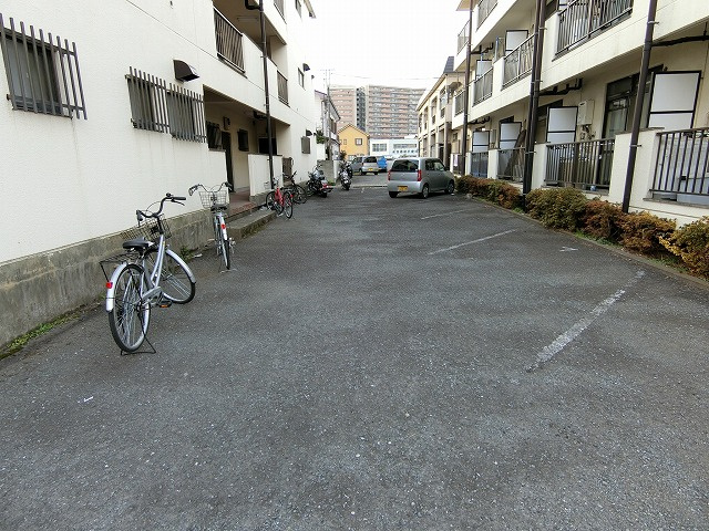 ウィローレヂデンスB棟の駐車場